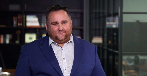 Coraz więcej specjalistów z zakresu public relations korzysta ze sztucznej inteligencji. Jak wynika z raportu firmy Lighthouse „AI w PR. Nowa Era Komunikacji”, blisko połowa ankietowanych przedstawicieli branży regularnie używa tej technologii w swojej pracy, a 37,8 proc. robi to sporadycznie. Najczęściej sięgają po nią do tworzenia treści. Badania przeprowadzone na Uniwersytecie Jagiellońskim wskazują jednak, że PR-owcy wciąż są sceptycznie nastawieni do wykorzystywania AI w swojej codziennej pracy, głównie z obawy o to, że nie będziemy już potrafili się komunikować językiem ludzkim.